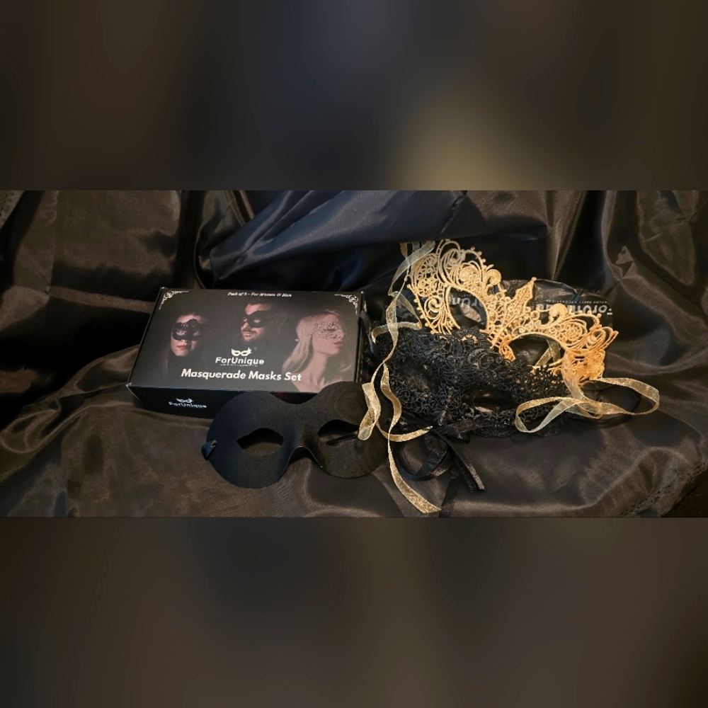 Nique Black and Gold Masquerade Mask Set